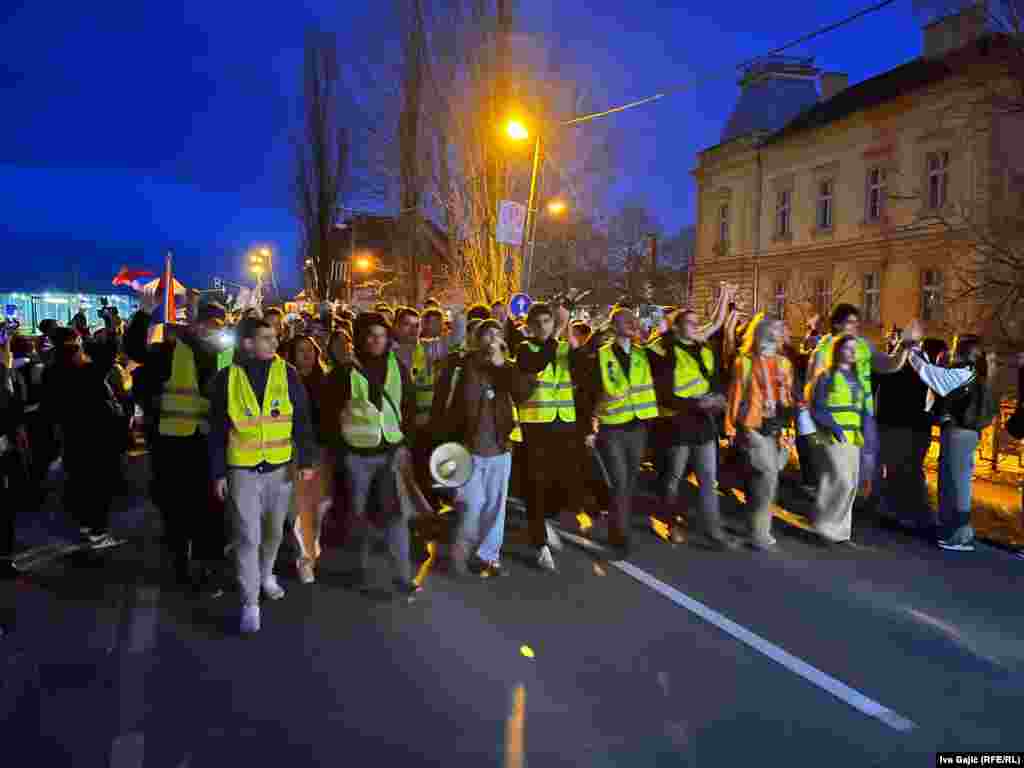 Studenti su nešto posle 17 sati stigli u Sremske Karlovce, mesto koje se nalazi na oko 12 kilometara od Novog Sada, gde prave kratku pauzu.