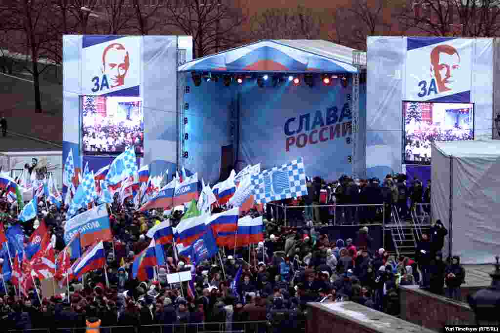 Baş nazir Vladimir Putinin tərəfdarları dekabrın 12-də Moskvada müxalifətin bir gün öncəki mitinqinə mitinqlə cavab veriblər.