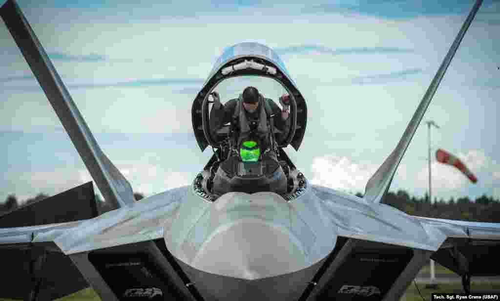 Но стоимость F-22 получилась запредельной – около 150 миллионов долларов за штуку. Экспорт истребителей F-22 из США запрещен, в самой же стране на вооружении состоят 187 самолетов.