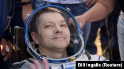 Član posade ekspedicije 59 Oleg Kononenko iz Roskosmosa ispred svemirske letjelice Sojuz MS-11 u Kazahstanu, 25. juna 2019.