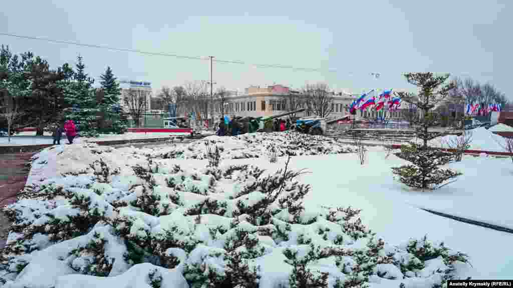 Площадь Ленина с береговой артиллерией. Технику свезли в центр города в честь празднования российского «Дня защитника Отечества»