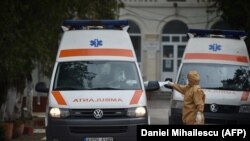 O ambulanță părăsește spitalul din Țăndărei