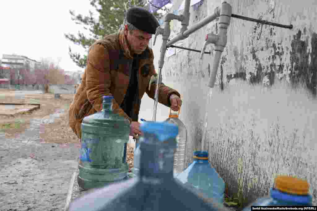 Stanovnik Pokrovska sipa vodu na jednom od nekoliko mesta za snabdevanje u gradu. Jedan od najvećih izazova za stanovnike Pokrovska je nabavka vode. Meštani kažu da su ruske snage uništile pumpne stanice van grada u avgustu 2022. godine i od tada se većina vode nabavljala iz tankera koje su organizovale lokalne vlasti i humanitarne organizacije. 
