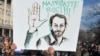 Transparent sa likom Bakira Izetbegovića tokom građanskih protesta u Sarajevu