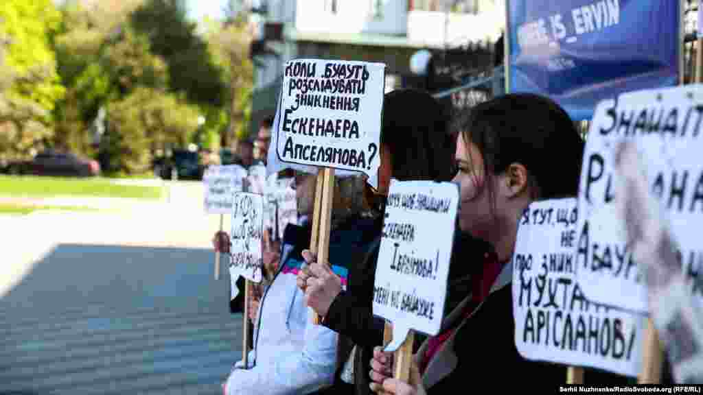 «Позвоните в ФСБ»: в Киеве активисты требовали найти пропавших крымчан 