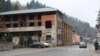 Odlazak mladih, neasfaltirane ulice, nepostojanje adekvatnih trgovina, nezavršeni infrastrukturalni projekti, problemi su sa kojima se Srebreničani suočavaju posljednjih 20 godina. (Na fotografiji nekadašnje kino i pozorište u Srebrenici, novembra 2020.)