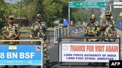 Hindistan Sərhəd Təhlükəsizliyi Qüvvələrinin (BSF) əsgərləri Hindistan-Pakistan sərhədində keşik çəkirlər.
