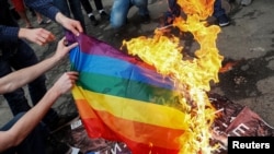 Радикали спалюють прапор поблизу будівлі, де відбувалася церемонія відкриття «Київпрайду» 2017