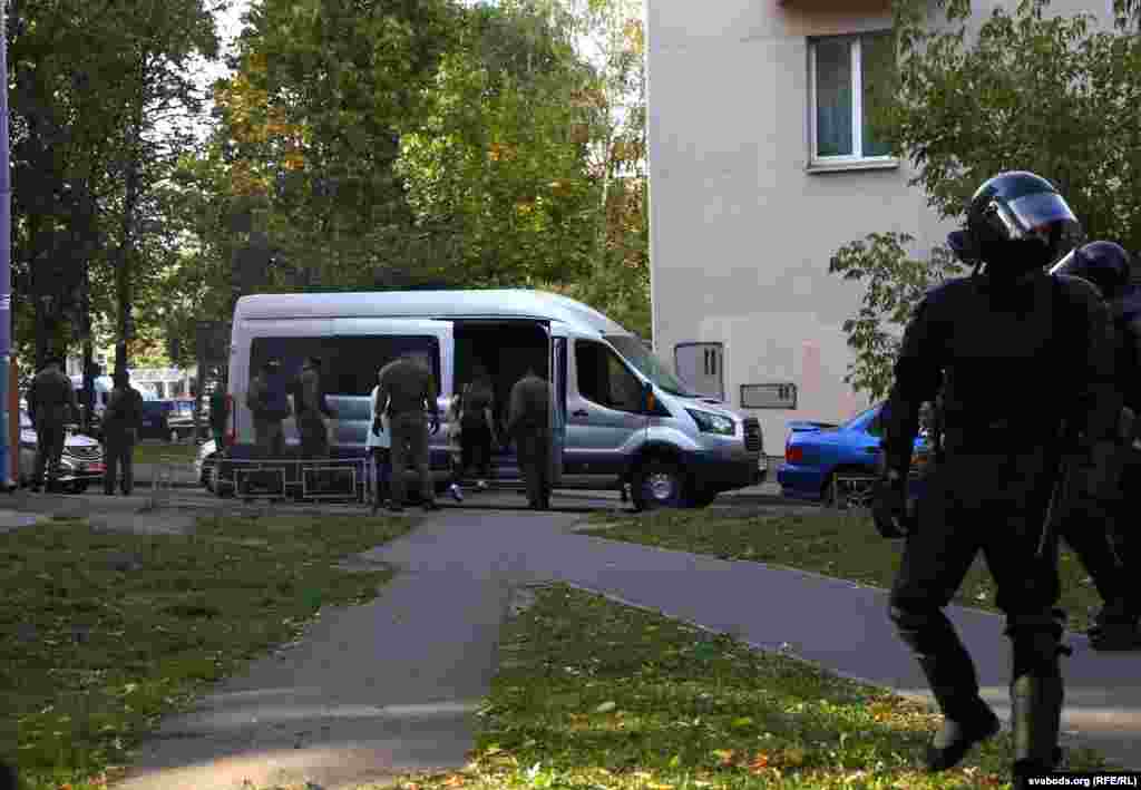  Сілавікі ў балаклавах працягвалі затрымліваць удзельніц акцыі, якія спрабавалі ўцячы, у дварах менскай гімназіі № 23. Там затрымалі некалькі дзясяткаў жанчын