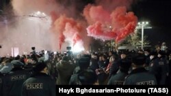 Armenii au ieșit în stradă în februarie pentru a protesta modul în care Pașinian a gestionat războiul din Nagorno-Karabakh.