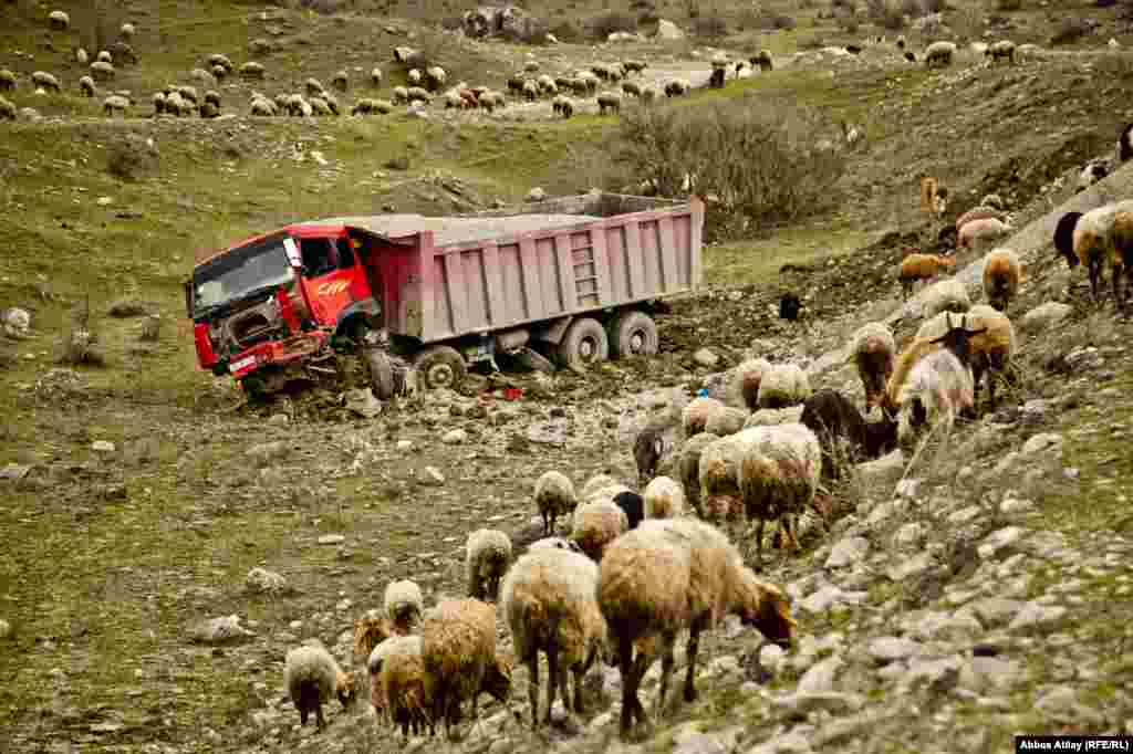 Xızı rayonu. Yol kənarında qəzaya uğramış yük maşını.
