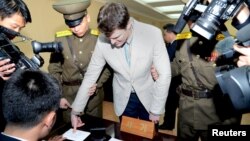 У 2016 році 22-річного студента Отто Вормбієра затримали під час відвідин Пхеньяна у складі тургрупи, звинувативши в намаганні вкрасти пропагандистський плакат
