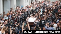 GEORGIA - Mii de oameni au luat parte la ceremoniile funerare ale cameramanului georgian Lekso Lashkarava.Tbilisi, Georgia, 13 iulie 2021.