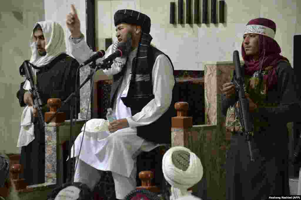 Luptătorii talibani înarmați stau lângă un lider religios, în timpul rugăciunilor de la Moscheea Pul-e Khishti din Kabul, 3 septembrie. &nbsp;