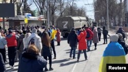 Ուկրաինացիները պետական դրոշներով և բողոքի ակցիաներով են դիմավորում ռուսական բանակը, արխիվ, Խերսոն, 20 մարտի, 2022թ.