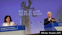 Evropska komesarka za vrijednosti i transparentnost Vera Jurova, lijevo, i evropski komesar za pravosuđe Didije Rejnders (Didier Reynders), na konferenciji za novinare o Izvještaju o vladavini prava u zemljama članicama EU, 30. septembra 2020.