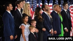 АКШнын президенти Дональд Трамп уул-кыздары, күйөө балдары жана келиндери, неберелери менен. 27-август, 2020-жыл. Вашингтон.