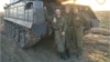 Военнослужащие 2 дивизиона 53-й зенитно-ракетной бригады на фоне установки "Бук" на учениях