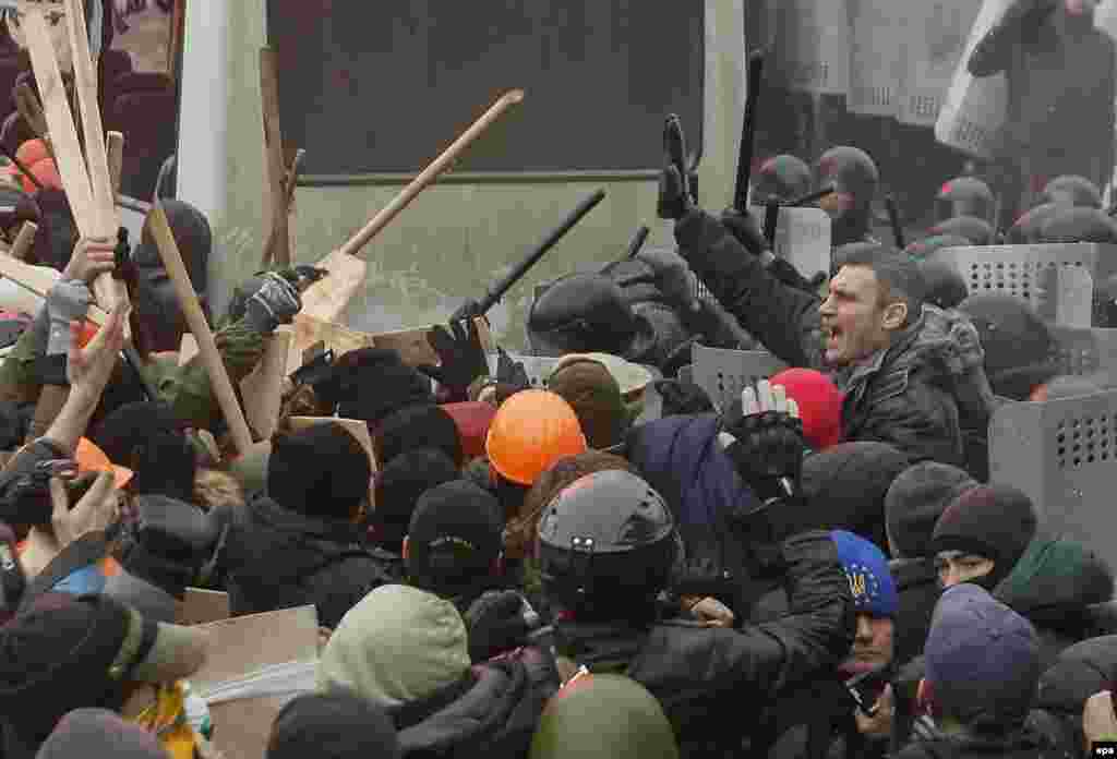Opozicioni lider Vitali Kličko na kijevskom trgu sa demonstrantima, 19. januar 2014. Foto: EPA / Sergey Dolzhenko