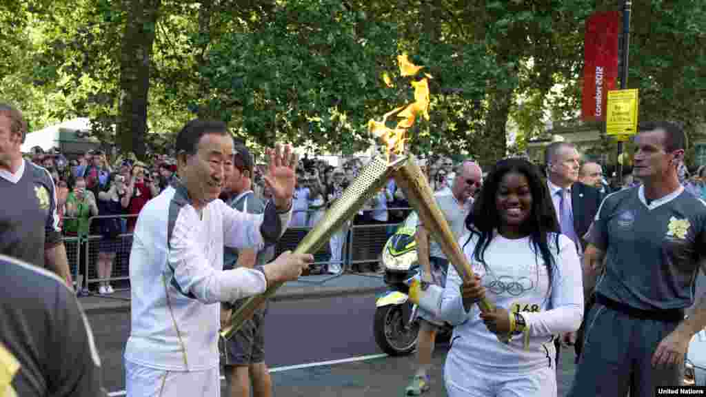 Generalni sekretar UN-a, Ban Ki-moon učestvovao u nošenju plamena, London, 26. juli 2012.
