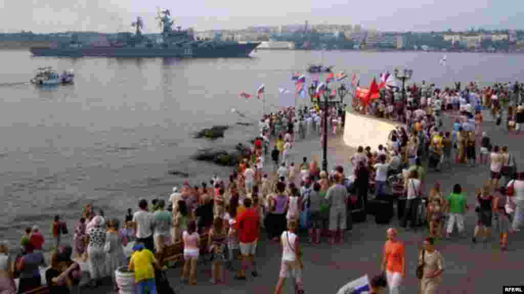 2008 год. Накануне празднования 17-й годовщины независимости Украины в Севастополь зашли российские корабли, которые принимали участие в блокировке грузинского побережья (во время российской войны против Грузии – КР). Их встречали пророссийские активисты 
