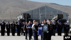 Ispraćaj kovčega sa telom ubijenog pripadnika EULEx-a na prištinskom aerodromu