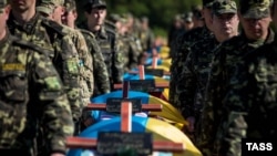 Церемония похорон неопознанных солдат на Кушугумском кладбище в Запорожье. 1 октября 2014 года.