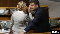 Архівне фото: народні депутати Юлія Тимошенко і Олександр Онищенко під час засідання Верховної Ради, грудень 2014 року