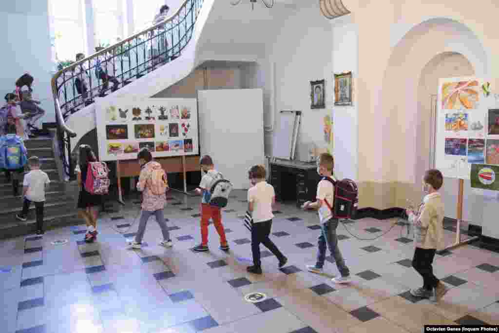 Діти йдуть на урок, дотримуючись встановленої дистанції
