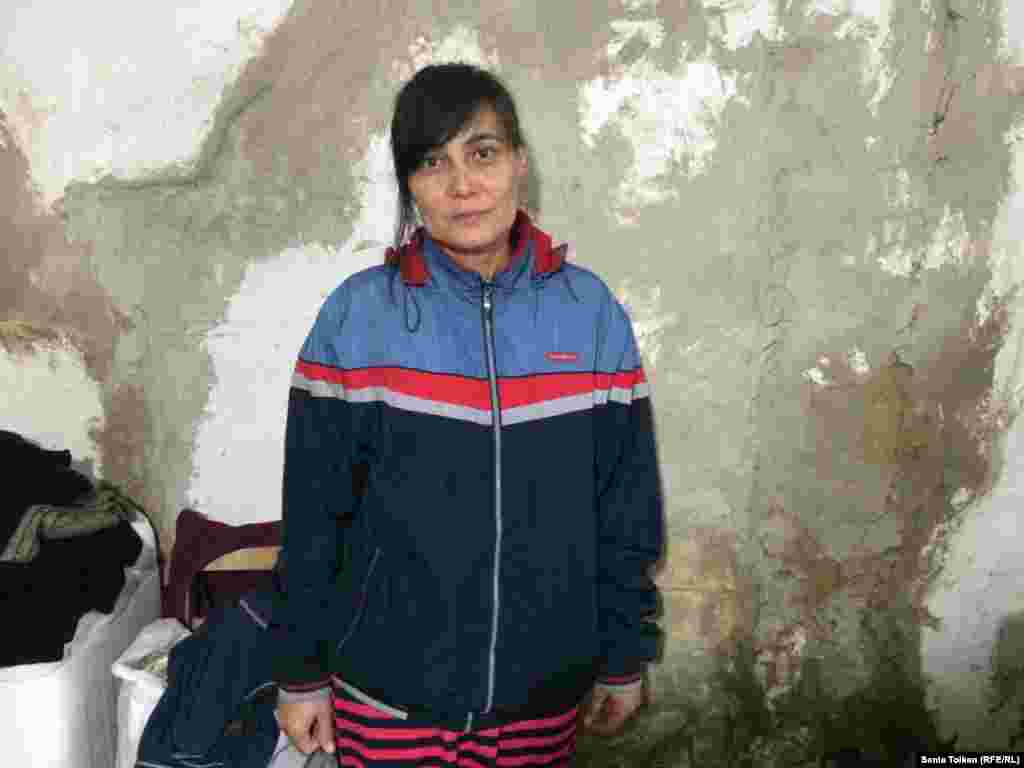 Жительница Атырау Айгуль Жангалиева: "Мы совсем измучились, стены дома разрушаются и разваливаются. Перед тем как ложиться спать, молимся, чтобы дом не обрушился на наши головы".