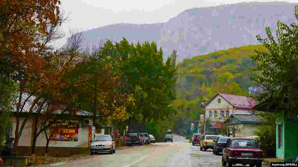 Село Соколиное (до 1945 года Коккозь, в переводе с крымскотатарского – голубой, небесный глаз) Бахчисарайского района