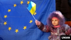 Початок Революції гідності. Дівчинка тримає прапор України під час мітингу в Ужгороді, 8 грудня 2013 року