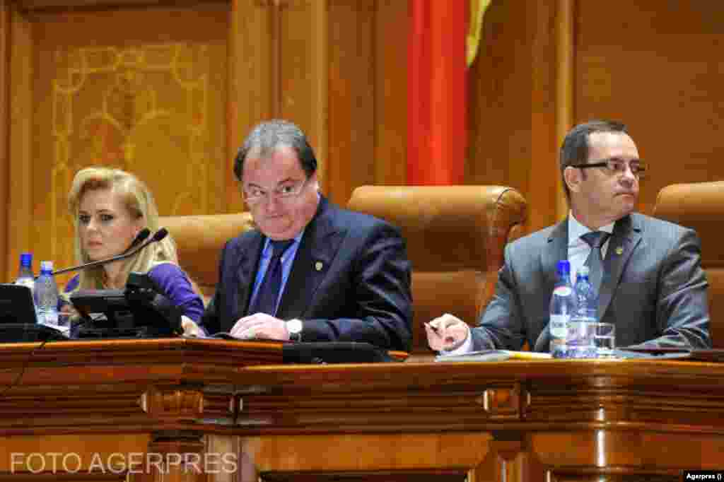 Legislatura 2008-2012 - 471 parlamentari - 334 de deputați și 137 de senatori Camera Deputaților: Președinte - Roberta Anastase (PD-L - Partidul Democrat-Liberal) Senat: Președinți - Mircea Geoană (PSD) și, ulterior, Vasile Blaga (PD-L) Partide reprezentate: PD-L, PSD+PC (alianță între PSD și PC), PNL, UDMR și minoritățile naționale. În 2009, un referendum consultativ a propus reducerea numărului de parlamentari la 300 și trecerea la un Parlament unicameral. Referendumul a fost validat cu o majoritate largă, dar rezultatele sale nu au fost implementate. În imagine, Roberta Anastase (stg) și Vasile Blaga (centru) la o ședință în plen a Parlamentului. 