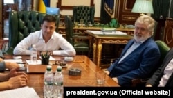 Президент України Володимир Зеленський, якого олігарх Ігор Коломойський називає своїм бізнес-партнером, підтримав санкції США проти частини українських олігархів, а днями ініціював розробку законопроєкту про деолігархізацію. 