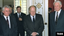 Президент України Леонід Кравчук, голова Верховної Ради Республіки Білорусь Станіслав Шушкевич та президент Росії Борис Єльцин після підписання угоди про створення СНД, Білорусь, 8 грудня 1991 року