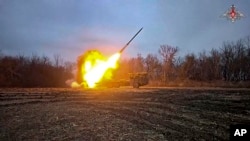 Imagine preluată dintr-un videoclip difuzat de serviciul de presă al Ministerului rus al Apărării pe 6 februarie 2025 cu un lansator de rachete rus Uragan care trage spre poziții ucrainene într-o locație nedezvăluită din regiunea rusească de graniță Kursk. 