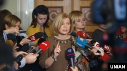 Перший заступник голови ВРУ Ірина Геращенко відповідає на запитання журналістів, в кулуарах Верховної Ради України, у Києві, 16 листопада 2017 року