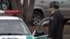 Сотрудник полиции рядом со служебным автомобилем. Иллюстративное фото.