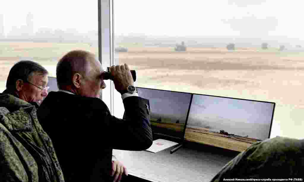 Владимир Путин наблюдает за маневрами в Оренбургской области. Учения заканчиваются нанесением «массированного огневого удара для разгрома противостоящего условного противника».
