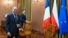 Premierul polonez Donald Tusk îl primește la Varșovia, pe 12 decembrie 2024, pe președintele francez Emmanuel Macron.