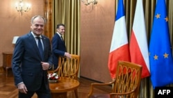 Premierul polonez Donald Tusk îl primește la Varșovia, pe 12 decembrie 2024, pe președintele francez Emmanuel Macron.
