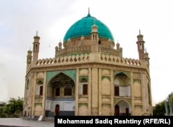 د احمد شاه بابا له وصيت سره سم هغه د کندهار ښار په مرکز کې خاورو ته وسپارل شو چې پر قبر يې يوه لويه ګنبده جوړه شوې ده.