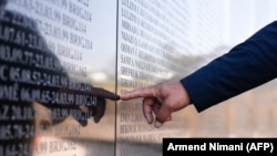 Memorijal sa imenima žrtava u sukobu iz 1990-ih u kosovskom selu Marina. 