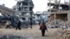 Palestinci hodaju po napuštenom i uništenom kvartu Shujaiya u Gazi, 4. januar 2025. 