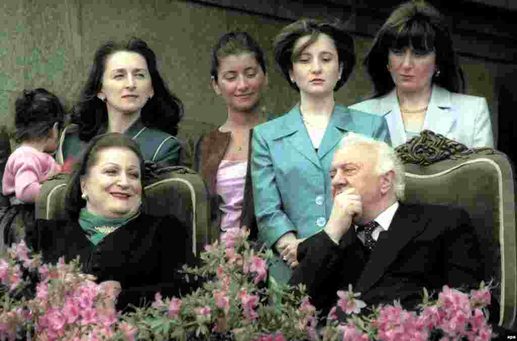 Gruzijski predsjednik Eduard Ševernadze razgovara sa suprugom Nanuli dok njegova kćer Manana, dvije unuke i snaha stoje iza njih togom inauguracione predsjedničke ceremonije u Tbilsiju 2000.