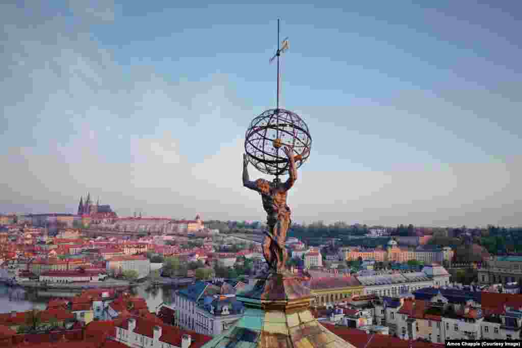 Spomenik titanu Atlasu koji drži „nebesku sferu“ iznad Klementinuma, drevnog skupa zgrada u okviru kojih je radna meteorološka stanica koja je u upotrebi od 1775. godine. Statuu Atlasa napravio je Matijas Bernard Braun (1684-1738), koji je takođe napravio nekoliko skulptura na praškom Karlovom mostu. 