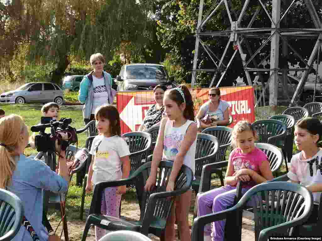 Copiii așteaptă începerea filmului Yeti Omul zăpezilor adus de Caravana și festivalul ROD la Timișoara