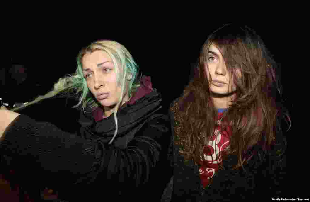 Оксана Шачко (праворуч) та співзасновниця Femen Інна Шевченко розмовляють із журналістами в шпиталі маленького містечка поблизу Мінська. Активісти повідомили журналістам, що їх затримали білоруські поліцейські, змушували роздягатися, погрожували насильством, а потім покинули голих у лісі. 2011 рік
