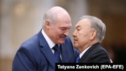 Александр Лукашенко (слева) и Нурсултан Назарбаев. Архивное фото