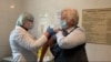 Вакцинація пенсіонерів та інших груп ризику дасть найкращий результат для зменшення смертності та кількості важких випадків COVID-19, говорять профільні експерти